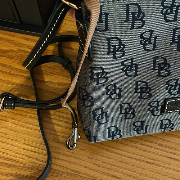 Dooney and Bourke cross body bag - Picture 6 of 8